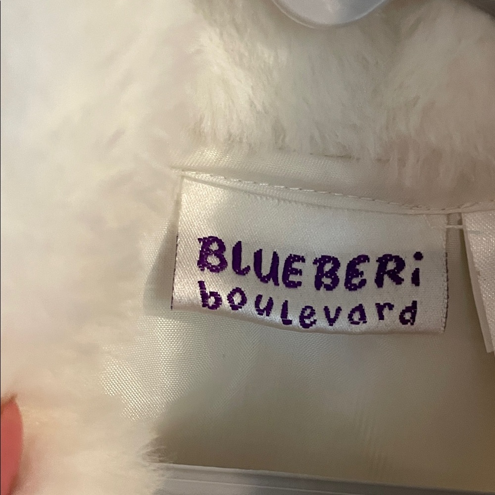 Blueberi Boulevard Elegant White Faux Fur Kids Cape - Picture 4 of 5